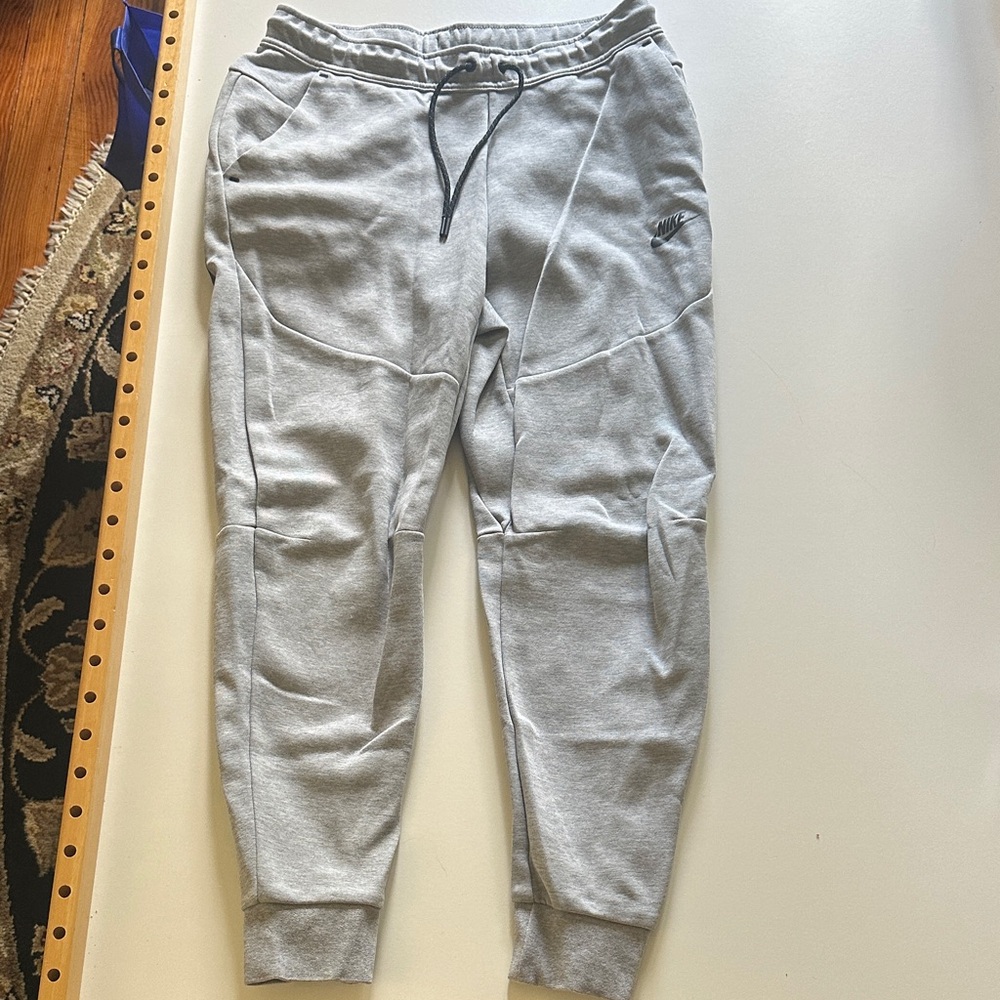 Nike Men's Light Gray Jogger Sweatpants